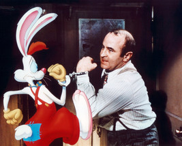 Bob Hoskins Who Framed Roger Rabbit? handcuffed to Roger 11x14 Photo - £11.79 GBP