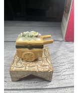 Trinket Box  Porcelain Unmarked Wheel Barrow Hinged Very Nice Flowers - €10,42 EUR