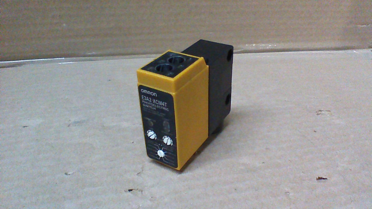 OMRON E3A2-XCM4T FIBER OPTIC PHOTOELECTRIC SW / 24-240VAC / 12-240VDC / ... - $148.59