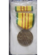 VIETNAM SERVICE MEDAL FULL SIZE &amp; RIBBON BAR IN GI  BOX DATED 1970 STYLE 2 - $13.44 CAD