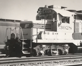 Atchison Topeka &amp; Santa Fe Railway Railroad ATSF #3028 GP20u Electromotive Photo - $9.49