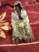 Heads Roll Skull Spooky Shrouded Figure Statue Collections Themes Hallow... - $12.65