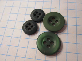 Vintage lot of Sewing Buttons - Dark Green Rounds - £6.32 GBP