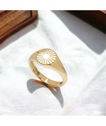 Sun Ring-14k Solid Gold Sun Signet Ring-Dainty Round Signet Ring - €308,37 EUR