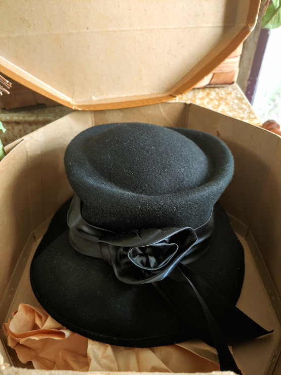 Knox New York Hat Box 1930's with a bonus unmarked vintage hat Hat Boxes