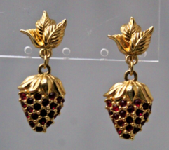 Avon Strawberry Sparkle Earrings Clip On Red Rhinestones Dangle Gold Tone 1994 - £4.60 GBP