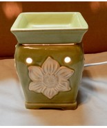 SCENTSY Daphne 5&quot; Mid Size Wax Warmer Green Spring 3D Flower 2010 NIB 265K - £25.17 GBP