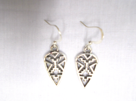 SOUTHWESTERN ARROW HEAD ARROWHEAD ALLOY SILVER CHARMS DANGLE PAIR OF EAR... - $3.99