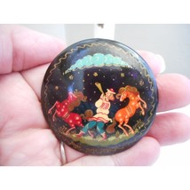 Vintage Hand painted Russian Lacquer Pin Brooch Horses - $284.76 MXN