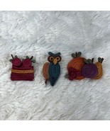 Lot Vintage Brooches Bright Colors Owl Apples Fruits Woven Raffia Tropic... - $39.39 CAD