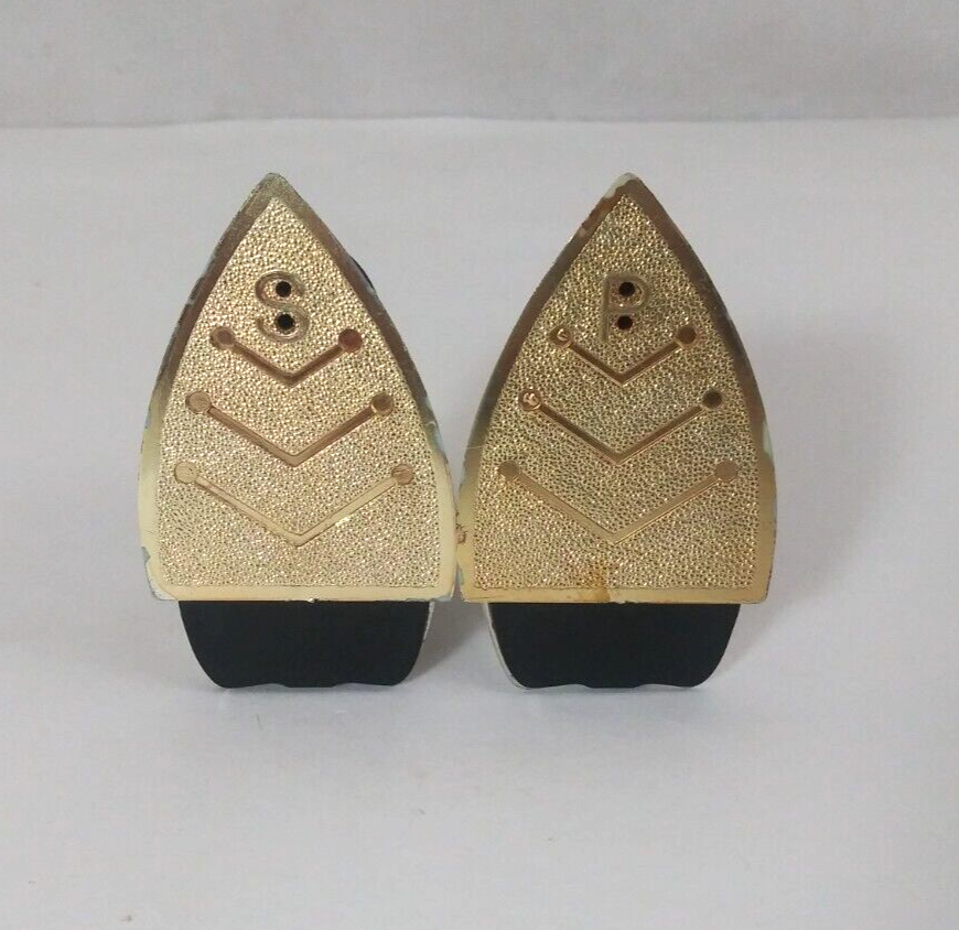 Vintage Steam Iron Plastic 2.78&quot; Salt &amp; Pepper Shakers - $5.81