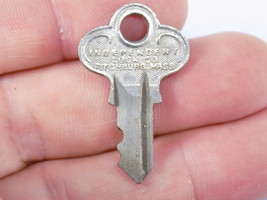 VINTAGE PADLOCK KEY ILCO INDEPENDENT LOCK CO. FITCHBURG MASS. CLOVER BOW - £3.95 GBP