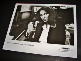 1997 Press Photo JACKIE BROWN Quentin Tarantino Movie Pam Grier Aiming Gun - £13.25 GBP