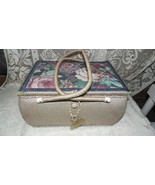 VINTAGE FLORAL ROSES WOVEN SEWING BASKET HINGED LID YELLOW SILKISH LININ... - £34.79 GBP