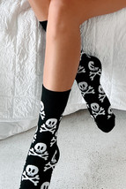 Color black Halloween Skull &amp; Crossbones Crew Socks - $76.03 MXN