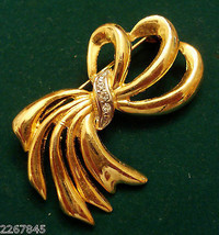 Gloria Vanderbilt Ribbon Pin Crystal Rhinestone Brooch Bold Gold Plate Swan Mark - £19.44 GBP