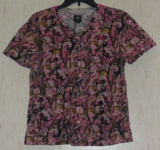 Excellent Womens Med Couture Pink Camouflage Print Scrubs Top Size Xs - £18.43 GBP