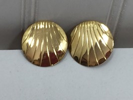 Vintage Gold Tone Clip On Disk Button Earrings Large 24200 - £6.40 GBP