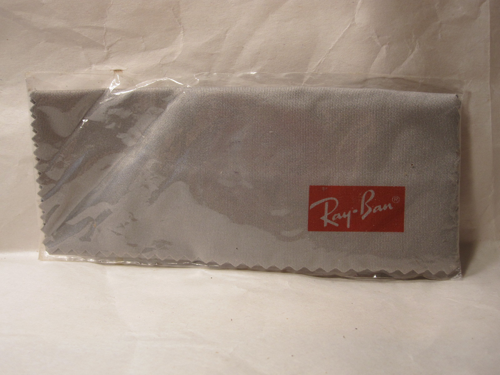 Primary image for Ray-Ban Genuine Sunglasses Cleaning Cloth - Gray , Brand New / Sealed
