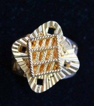 Elegant Elaborately Textured Gold-tone Ring 1970s vintage size 7 - $12.95