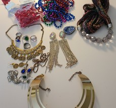 Large lot of jewelry / rings, chains, necklaces - £13.90 GBP