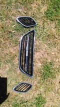 05 SAAB 93 9-3 4DR SEDAN FRONT RADIATOR GRILLE GRILL LH CENTER RH COMPLETE - £118.98 GBP