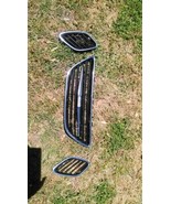 05 SAAB 93 9-3 4DR SEDAN FRONT RADIATOR GRILLE GRILL LH CENTER RH COMPLETE - $203.73 CAD