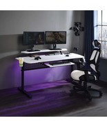 Vildre Gaming Desk w/USB, Black &amp; White Finish - $8,467.24 MXN