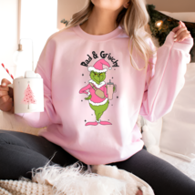 Women&#39;s &quot;Bad and Grinchy&quot; Funny Grinch Christmas Graphic Crewneck Sweatshirt - £26.40 GBP+