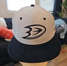NHL Anaheim Ducks Promo Corduroy SnapBack Hat Tan/Black Honda - $130.93 MXN