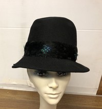 VINTAGE LADIES #96 HAT BLACK WITH 1 1/2&#39; BLK RIBBON &amp; FRONT 1/2 FEATHER ... - $9.00