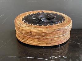 Vintage Indonesian Handmade Woven Rattan Box with Wood Frog Carving - £38.10 GBP