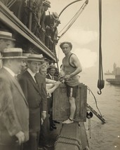 Harry Houdini steps into crate to be lowered into New York Harbor Photo Print - £6.98 GBP+