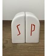 Art Deco Salt Pepper Shakers Red Letters Geometric Rounded Tops Off White - €34,45 EUR