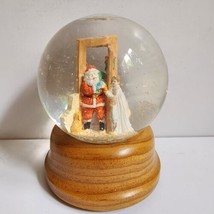 Vintage Christmas Snow Globe Plays Here Comes Santa Claus Wood Base EXCELLENT - £14.70 GBP