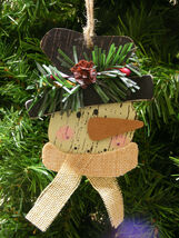 WOOD SNOWMAN w/PINE BRANCH &amp; PINE CONE &amp; HOLLY BERRIES ON HAT CHRISTMAS ... - $6.88