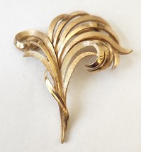 Crown Trifari Brooch Pin Flowing Leaf Design Brushed Shiny Gold Setting 1960s - £31.71 GBP