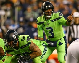 Russell Wilson 8X10 Photo Seattle Seahawks Football Picture Nfl Game Action - £3.88 GBP