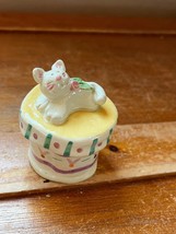 Cute Small Cream Faux Pottery Trinket Box w Gray Mouse on Inside &amp; Kitty... - $11.29
