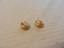 Women&#39;s Gold Tone 3/4 Round Pierced Earrings Cross Hatched Pattern with ... - $30.00
