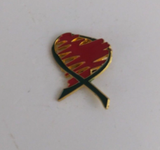 Scribbley Red &amp; Green Heart Ribbon Lapel Hat Pin - £4.11 GBP