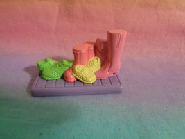 2005 Fisher Price Loving Family Dollhouse Laundry Room Replacement Shoes Display - £2.28 GBP