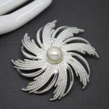 Stylish Vintage Signed Sarah Coventry Cov Silver Pinwheel Pearl BROOCH Jewellery - £23.82 GBP