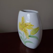 Ceramic Vase, White Green with Yellow Lily Flower, 5", Excellent condition image 2