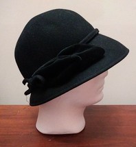 Vintage Donna Black 1930&#39;s Style 100% Wool Felt Hat Velvet Flourish - £37.36 GBP