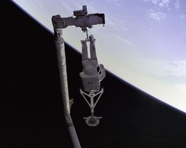Astronaut Pierre Thuot on robot arm outside Endeavour on EVA STS-49 Photo Print - £6.88 GBP