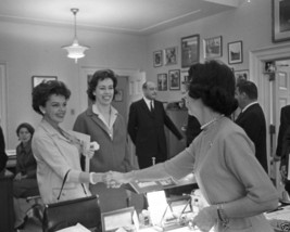 JFK Secretary Evelyn Lincoln with Judy Garland and Carol Burnett New 8x10 Photo - £6.92 GBP