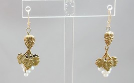 Vintage Gold Tone Repousse Bunches Of Grapes Dangle Earrings - £23.83 GBP