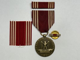 POST WWII, ARMY GOOD CONDUCT MEDAL, PIN BACK RIBBON, LAPEL BADGE, SWATCH... - $377.80 MXN