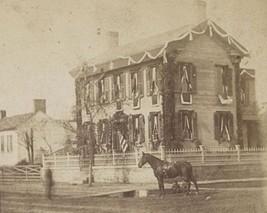 Lincoln home in Springfield Illinois draped in black for mourning Photo Print - £7.02 GBP